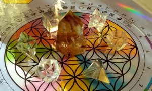 mesa radiônica crística com sólidos platônicos