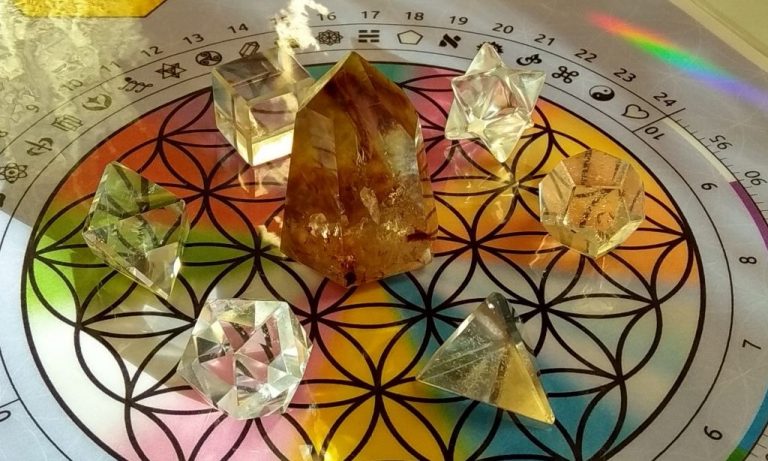 mesa radiônica crística com sólidos platônicos